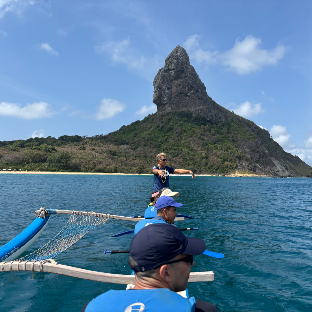 Canoa havaiana em Fernando de Noronha