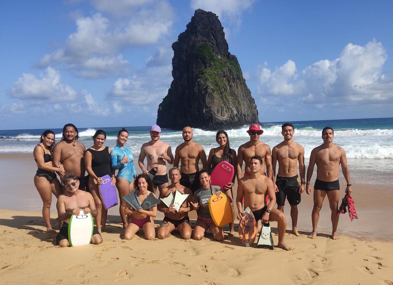 Cardume IMUA reunido na praia, em frente ao Morro Dois Irmãos